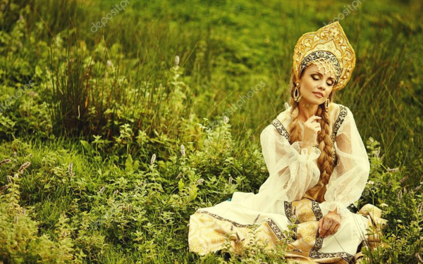Русские красавицы в кокошниках и сарафанах