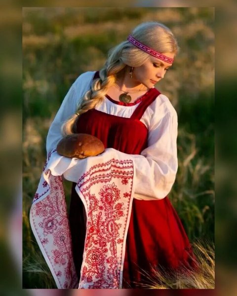 Девушка в народном костюме