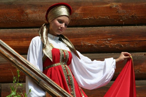 Девушки в русских сарафанах зима