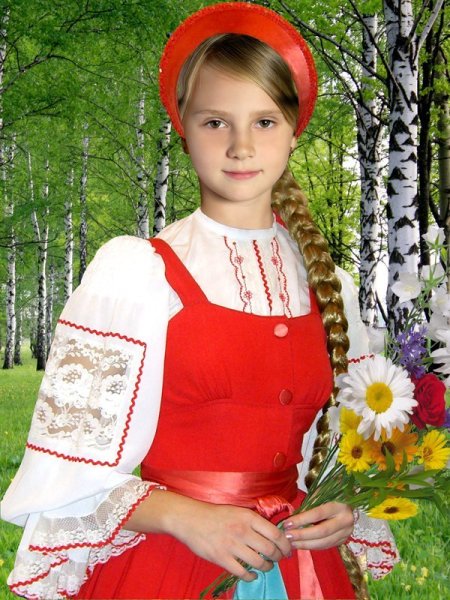 Красивая девушка в русском сарафане