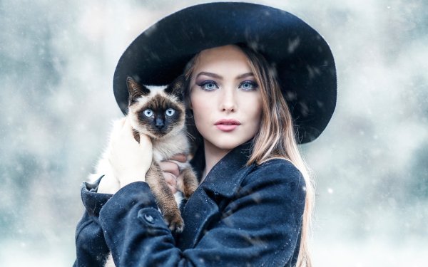 Девушка кошка