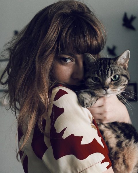 Девушка с котиком