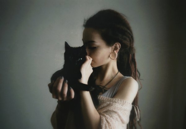 Девушка с котенком