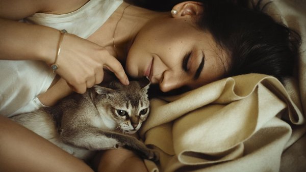 Женщина с кошкой