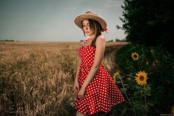 Девушка в сарафане в поле