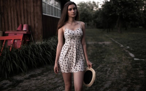 Девушка в сарафане