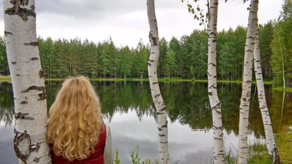 Девушка в березовой роще