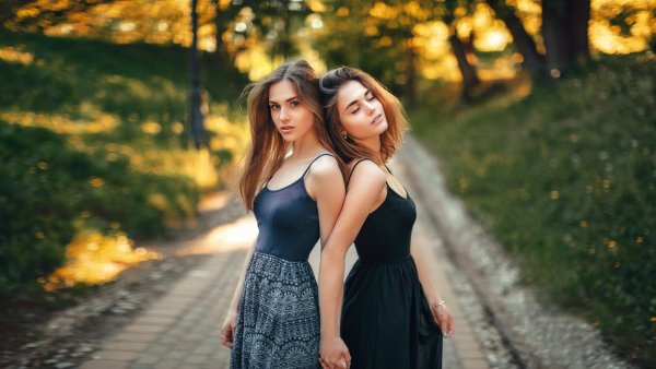 Две девушки