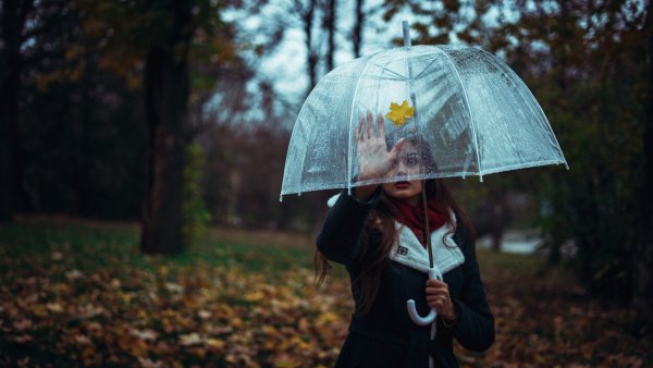 Девушка с прозрачным зонтом
