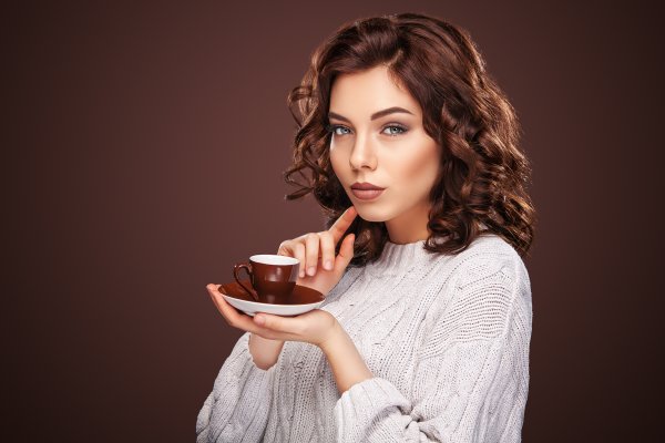 Девушка с чашкой