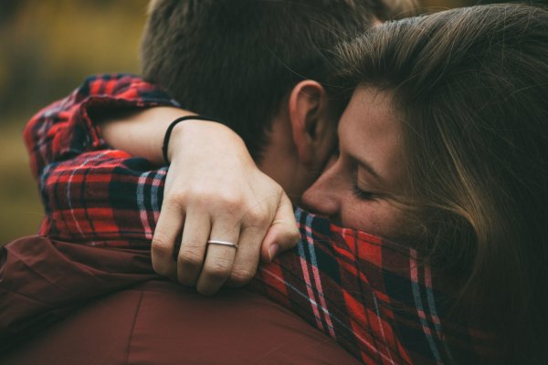Парень и девушка обнима.тся