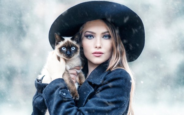 Девушка кошка
