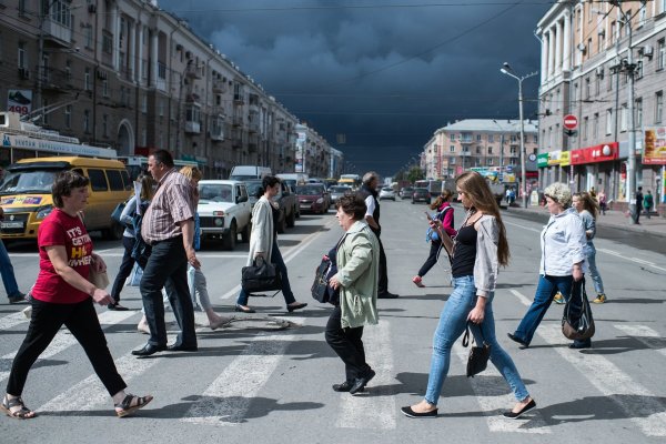 Прохожие люди на улице