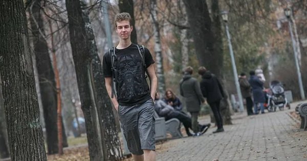 Мужчина идет по улице
