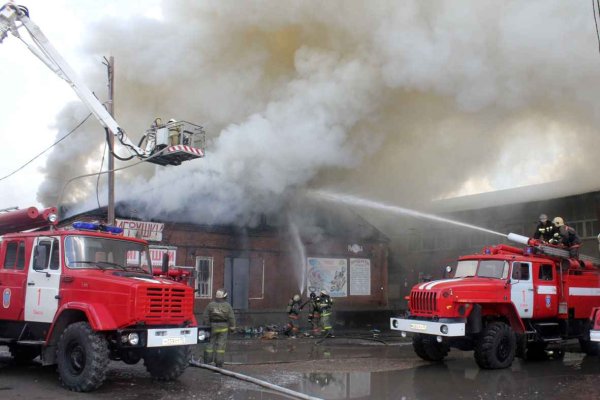 Пожарная машина тушит пожар