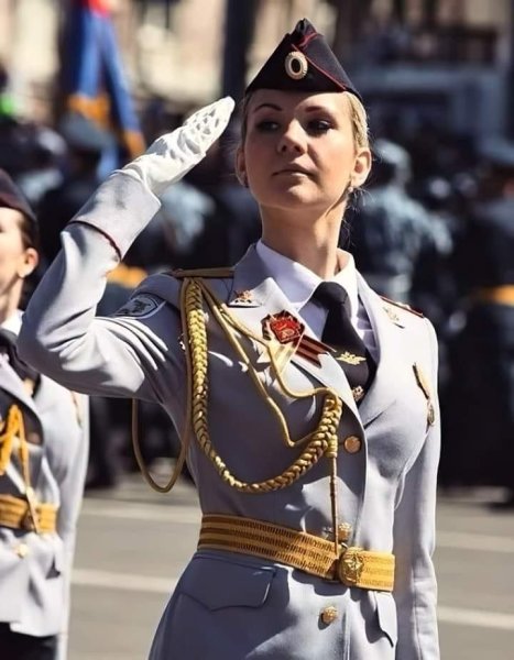 Женщины в парадной военной форме