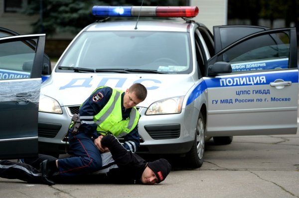 Полицейские скручивают преступника