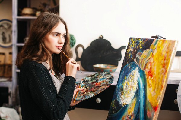 Художник рисует