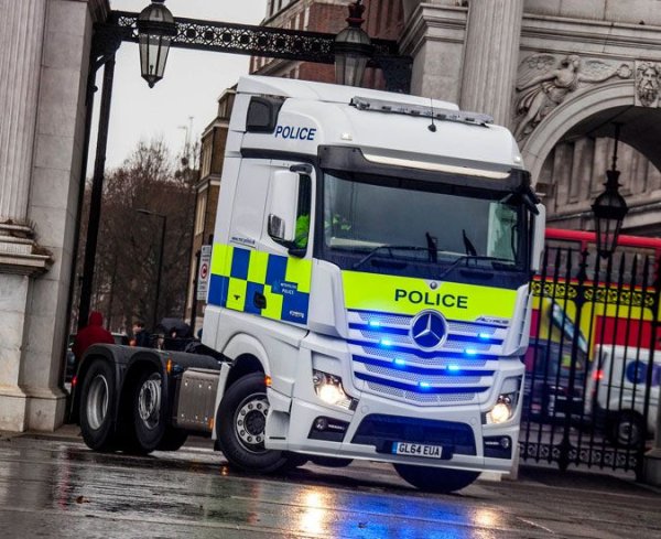 Полицейский грузовик Мерседес Бенц 710 tir