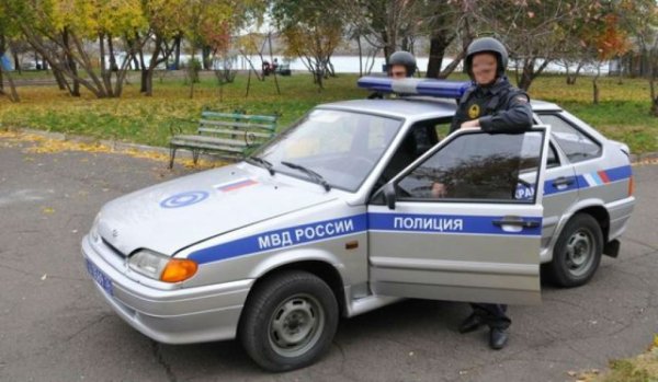 Полицейский возле машины