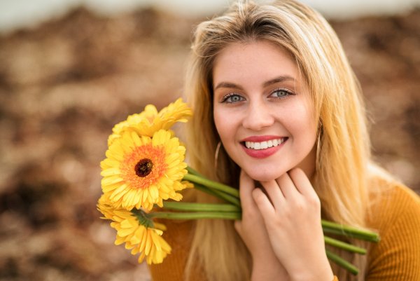 Красивая женщина улыбается