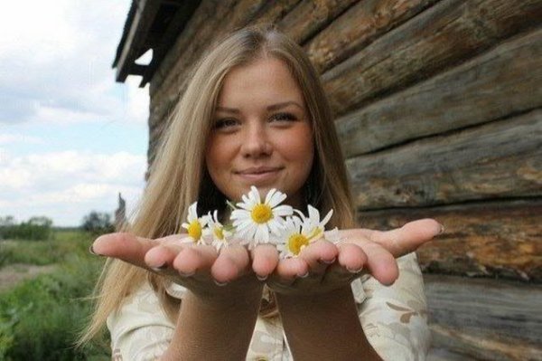 Русская девушка улыбается