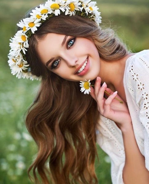 Девушка с венком из ромашек