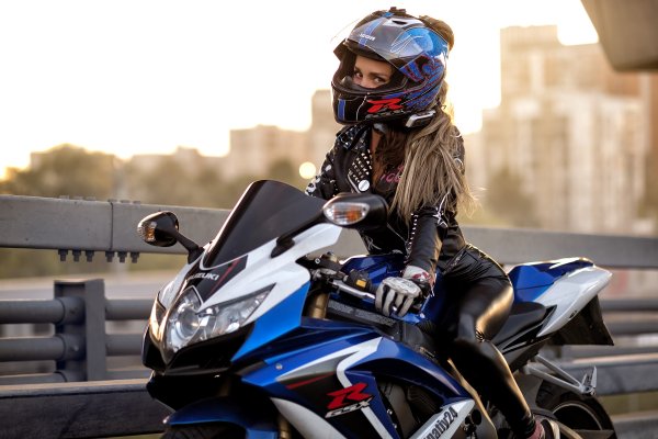 Сузуки GSX R 600 девушка