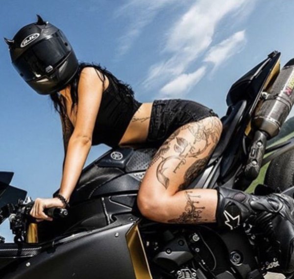 Картинки девушка и мотоцикл (49 фото)