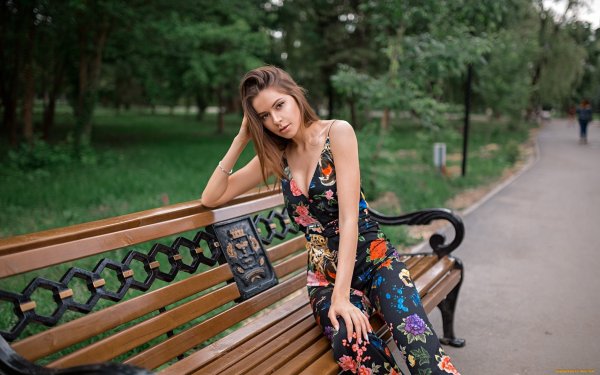 Девушка на парте