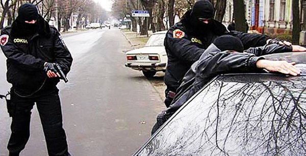Полиция арестовывает бандитов