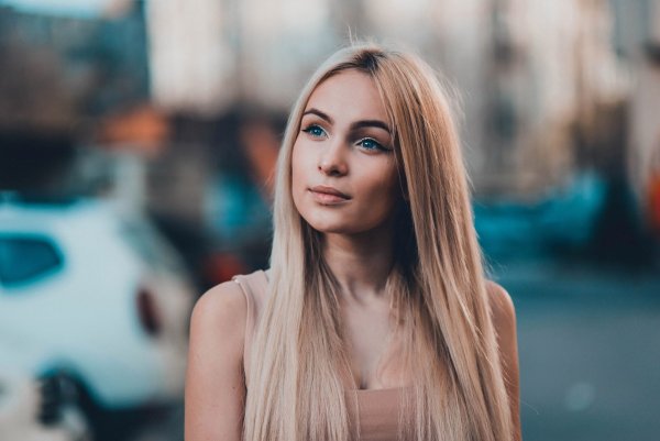Девочка с распущенными волосами