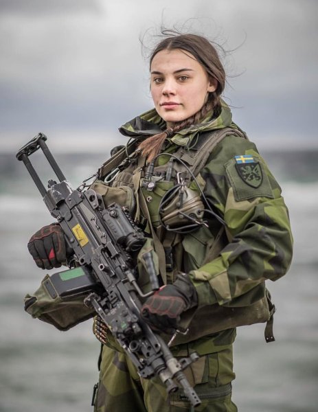 Девушки военные
