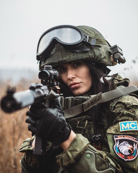 Девушки военные