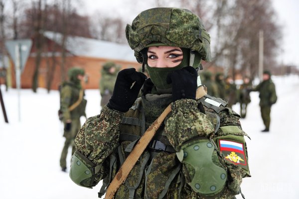 Военные девушки России в маске