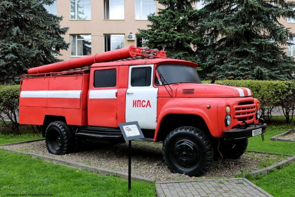 АЦ ЗИЛ 131 сбоку
