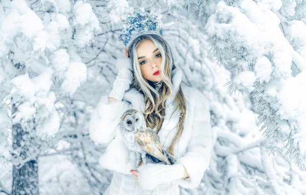 Красивая девушка в снегу