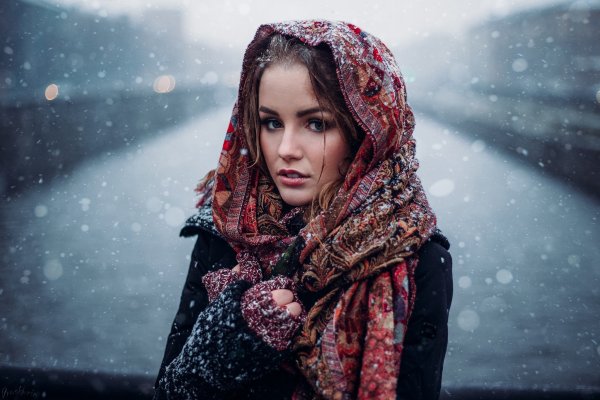 Красивая девушка в платке
