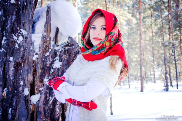 Девушка в зимнем лесу