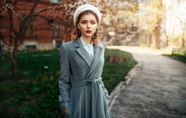 Девушка в пальто