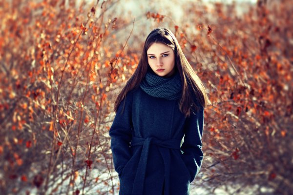 Девушка в пальто