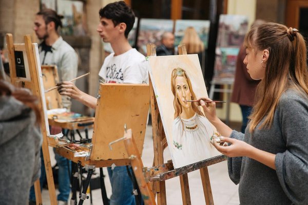Художник рисует