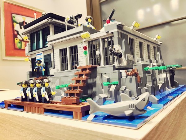 LEGO остров тюрьма