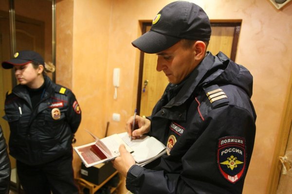 Полицейский в квартире