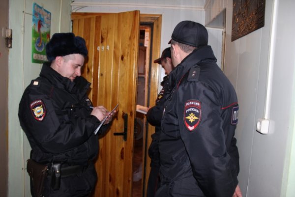 Полицейский в квартире