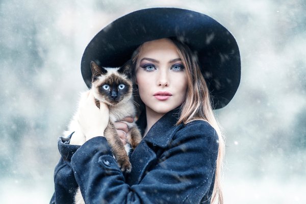 Красивая девушка с кошкой