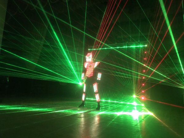 Шоу Laser man (в исполнении железного человека)