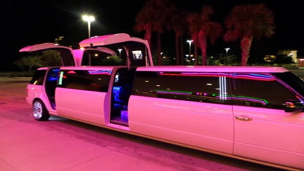 Лимузин range Rover розовый