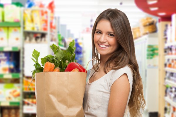 Девушка с продуктами