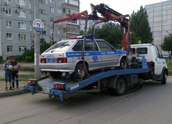 Полицейская машина и эвакуатор